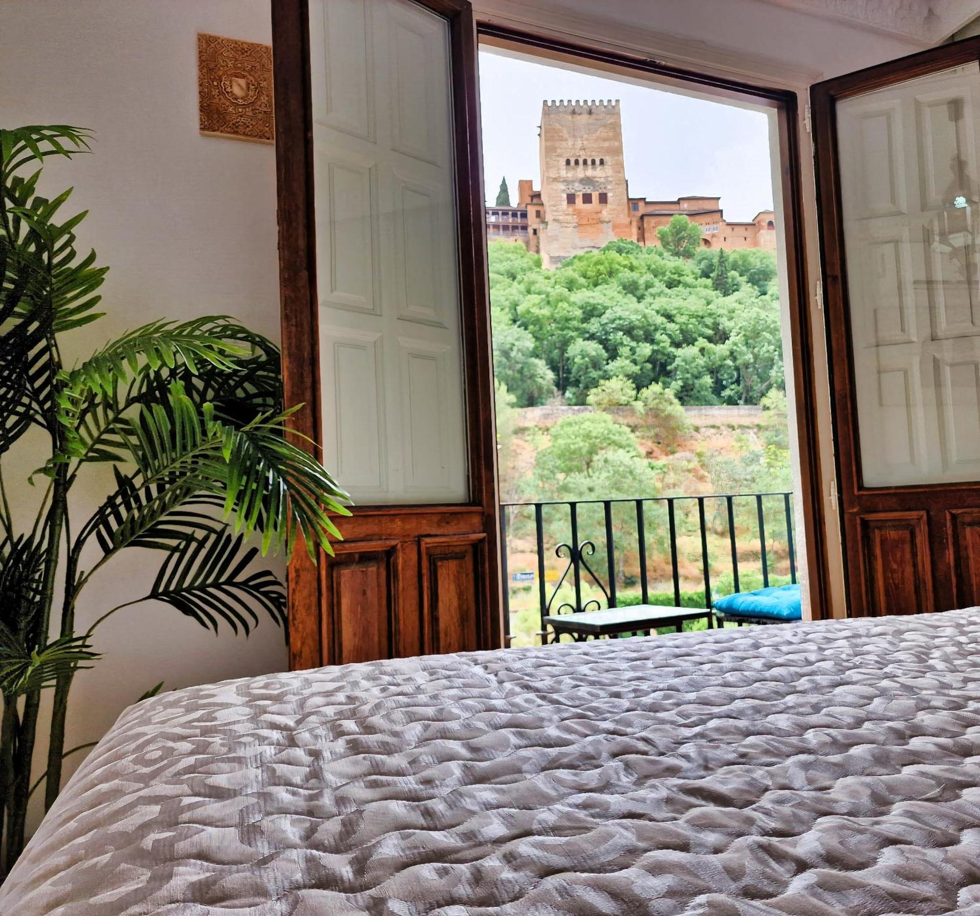 The Nasrid Palace From Your Bed ! *